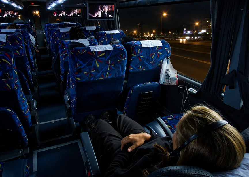Mujer disfrutando su viaje con costaline de noche hacia acapulco desde la ciudad de mexico