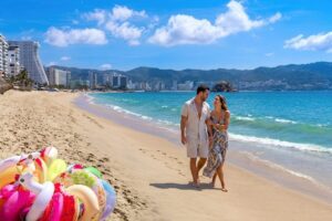 Pareja caminando por la playa durante un viaje romántico con Costa Line.