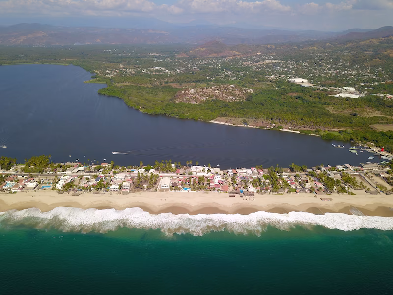 Laguna de Coyuca rodeada de vegetación en Acapulco