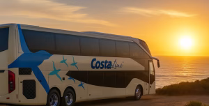 Autobús recorriendo una carretera durante el Día Mundial de la Carretera