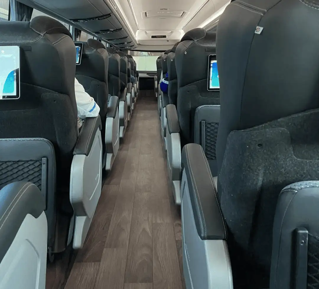 Interior de un autobús de lujo para renta en CDMX