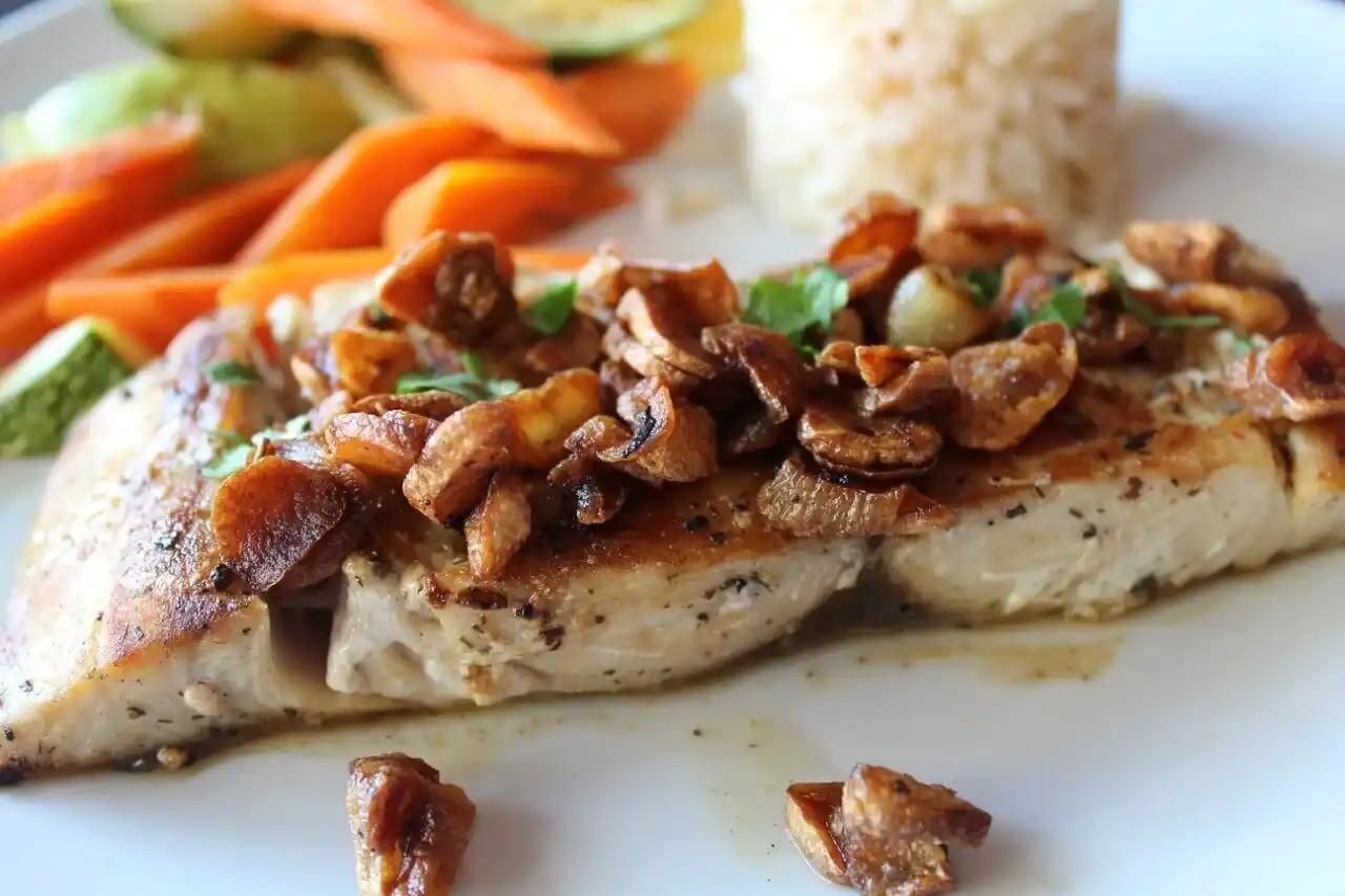 Posta de pescado blanco al mojo de ajo